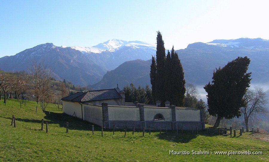 02 Il piccolo cimitero.JPG